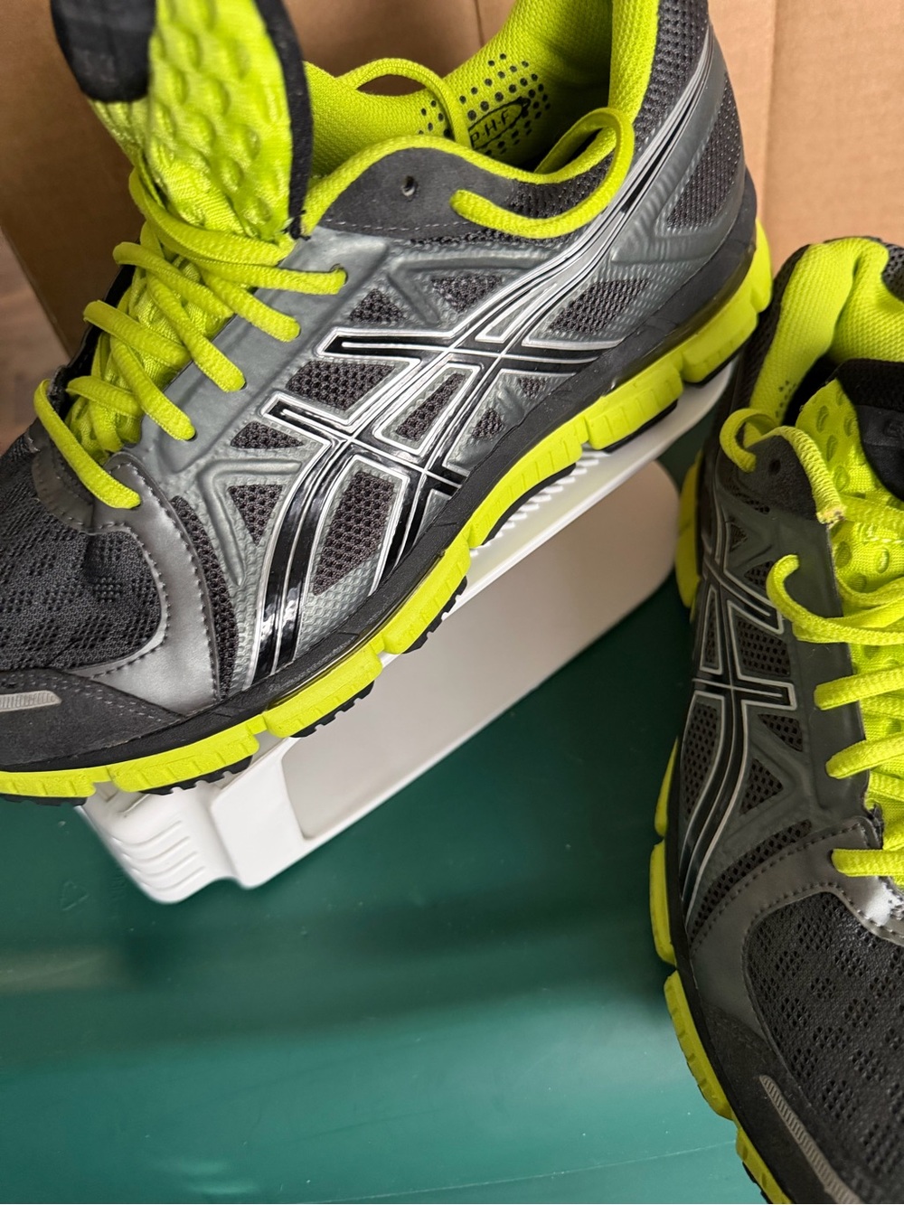 Asics Men's 9.5 Grey & Neon Yellow Gel-Running Sneakers T222N - Picture 3 of 7